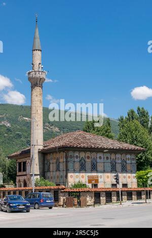 La moschea simbolo nella città di Tetovo, Macedonia settentrionale. Conosciuto come Xhamia e Larme - un bel tempio dell'Islam con dipinti all'esterno e all'interno. Foto Stock