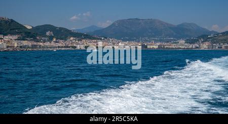 Vista Panorámica de la ciudad de Salerno desde un barco, Italia Foto Stock