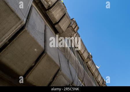 Caratteristiche dall'esterno e dalla facciata di un centro commerciale a Tetovo, Macedonia del Nord, costruito in architettura brutalista nella Jugoslavia comunista. Foto Stock