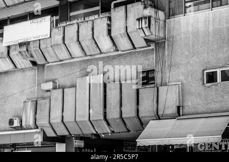 Caratteristiche dall'esterno e dalla facciata di un centro commerciale a Tetovo, Macedonia del Nord, costruito in architettura brutalista nella Jugoslavia comunista. Foto Stock