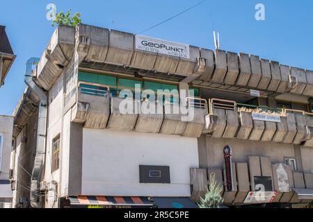 Caratteristiche dall'esterno e dalla facciata di un centro commerciale a Tetovo, Macedonia del Nord, costruito in architettura brutalista nella Jugoslavia comunista. Foto Stock