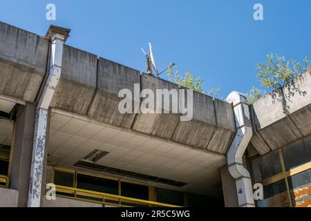 Caratteristiche dall'esterno e dalla facciata di un centro commerciale a Tetovo, Macedonia del Nord, costruito in architettura brutalista nella Jugoslavia comunista. Foto Stock