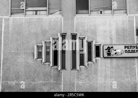 Caratteristiche dall'esterno e dalla facciata di un centro commerciale a Tetovo, Macedonia del Nord, costruito in architettura brutalista nella Jugoslavia comunista. Foto Stock