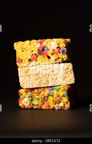 Una vista dall'alto di una vivace esposizione di cibi per la colazione, caratterizzata da una pila di scatole di cereali e da una variopinta gamma di condimenti di frutta dolce e succosa Foto Stock