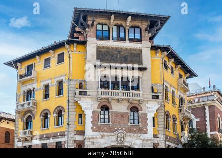 Roma, Italia - 04-12/2018: Belle case nel quartiere Coppedè di Roma Foto Stock