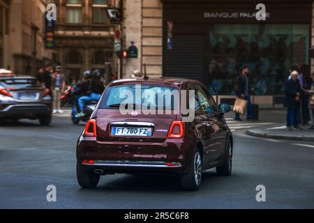 Francia, Parigi - 20 maggio 2023: Fiat 500 Hybrid nel centro di Parigi Foto Stock