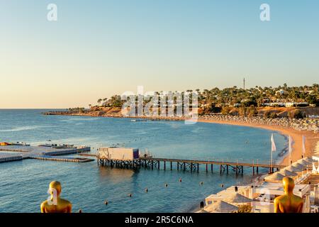 Spiaggia di lusso sullo sfondo della bellezza del mare con barriere coralline. Foto Stock