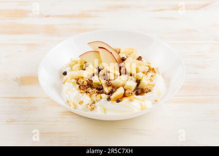 Βreakfast piatto con yogurt, frutta e fiocchi. Concetto di cibo sano. Foto Stock