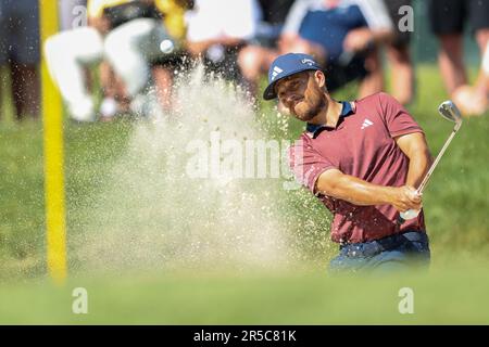 Dublino, Ohio, Stati Uniti. 1st giugno, 2023. XANDER SCHAUFFELE colpisce fuori dal bunker sulla 14th buca nel primo round del Torneo commemorativo, al Muirfield Village Golf Club (Credit Image: © Brian Dempsey/ZUMA Press Wire) SOLO PER USO EDITORIALE! Non per USO commerciale! Foto Stock