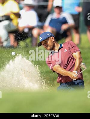 Dublino, Ohio, Stati Uniti. 1st giugno, 2023. XANDER SCHAUFFELE colpisce fuori dal bunker sulla 14th buca nel primo round del Torneo commemorativo, al Muirfield Village Golf Club (Credit Image: © Brian Dempsey/ZUMA Press Wire) SOLO PER USO EDITORIALE! Non per USO commerciale! Foto Stock
