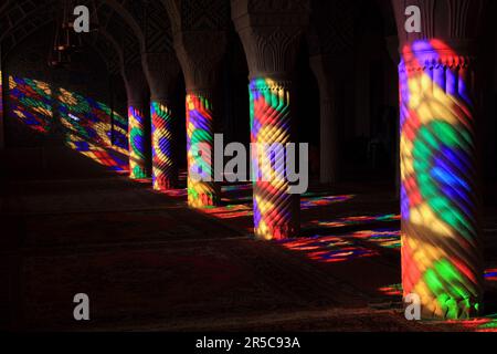 La vetrata che proietta luci colorate sul pilastro della moschea di Nasir-al-mulk Foto Stock