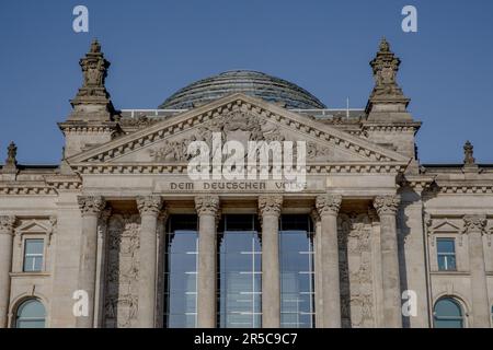 2 giugno 2023, Berlino, Germania: Lo storico edificio del Reichstag di Berlino è un potente simbolo di democrazia, resilienza e storia tedesca. Immersa nella luce solare soffusa il 2 giugno 2023, la sua grande facciata neoclassica richiama l'attenzione, invitando i visitatori ad esplorare le sue sale a più piani. Come sede del Bundestag tedesco, il Reichstag rappresenta il cuore della governance nazionale, dove vengono prese decisioni critiche che plasmano il futuro del paese. Sullo sfondo dello skyline moderno di Berlino, il Reichstag è una testimonianza dello spirito duraturo della democrazia e della ricerca del progresso. (Credit Imag Foto Stock