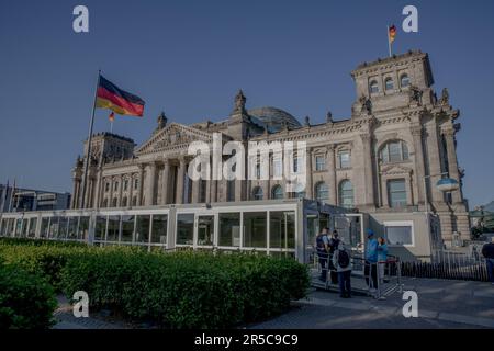 2 giugno 2023, Berlino, Germania: Lo storico edificio del Reichstag di Berlino è un potente simbolo di democrazia, resilienza e storia tedesca. Immersa nella luce solare soffusa il 2 giugno 2023, la sua grande facciata neoclassica richiama l'attenzione, invitando i visitatori ad esplorare le sue sale a più piani. Come sede del Bundestag tedesco, il Reichstag rappresenta il cuore della governance nazionale, dove vengono prese decisioni critiche che plasmano il futuro del paese. Sullo sfondo dello skyline moderno di Berlino, il Reichstag è una testimonianza dello spirito duraturo della democrazia e della ricerca del progresso. (Credit Imag Foto Stock