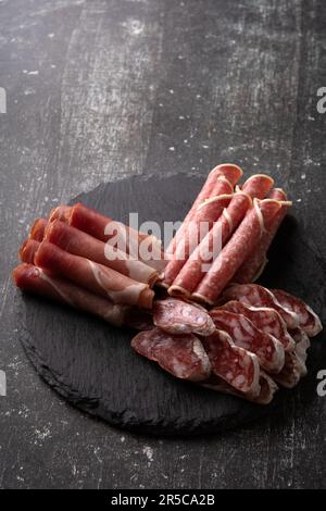 foto della carne affettata sdraiata su un piatto piano Foto Stock