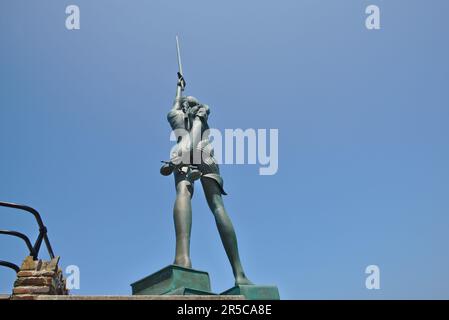 Verity, una scultura in acciaio inossidabile e bronzo di 66 piedi creata dall'artista Damien Hirst, sorge sul molo all'ingresso del porto di Ilfracombe Foto Stock