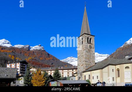 Italia Sesia, valle vicino Alagna, Piemonte, massiccio del Monte Rosa, chiesa, chiesa torre Foto Stock