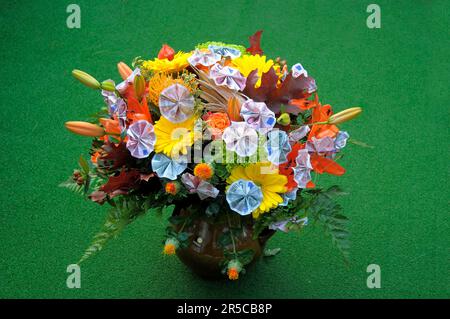 Colorato compleanno, bouquet, bouquet con banconote Foto Stock