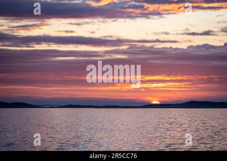 Tramonto spettacolare sul mare con l'isola dell'arcipelago, Bodo, Nordland, Norvegia Foto Stock