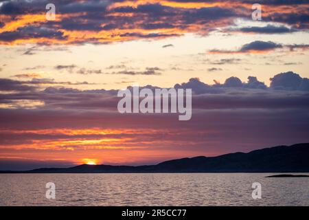 Tramonto spettacolare sul mare con l'isola dell'arcipelago, Bodo, Nordland, Norvegia Foto Stock