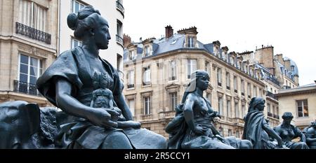 Statue di sei continets davanti al museo Orsay Foto Stock