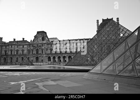 Parigi - dettaglio della piramide del Louvre vicino all'ingresso principale Foto Stock