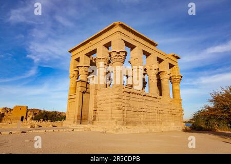 Vista del chiosco di Traiano nel Tempio di Iside sull'isola di Agilkia nel Lago Nasser, Assuan, Alto Egitto Foto Stock