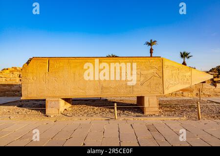 Vista dell'obelisco rotto del faraone Hatshepsut sul lato del passaggio pedonale nel tempio di Karnak, Luxor, Egitto superiore Foto Stock