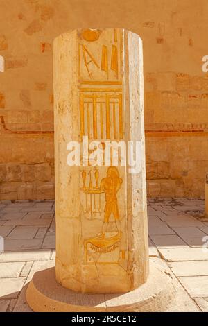 Geroglifici e rilievo sulla colonna rotta a Amun Court nel Tempio mortuario di Hutshepsut nella Valle dei Re, Luxor, Alto Egitto Foto Stock