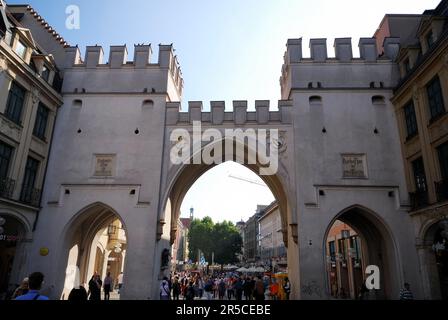 MONACO, GERMANIA, 4 OTTOBRE: Turisti nella zona pedonale a Karlstor a Monaco il 4 ottobre 2011. Monaco è la città più grande della Baviera Foto Stock