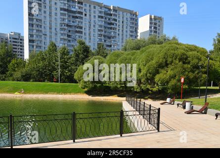 Mosca, Russia - 17 agosto 2022. Terrapieno del laghetto di Mikhailovsky a Zelenograd Foto Stock