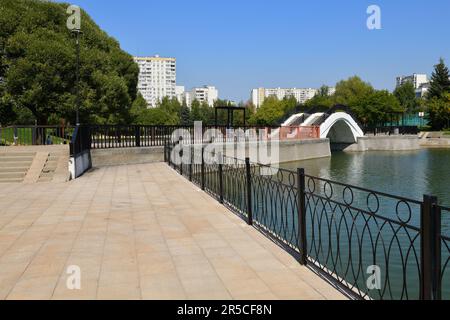 Mosca, Russia - 17 agosto 2022. Terrapieno del laghetto di Mikhailovsky a Zelenograd Foto Stock