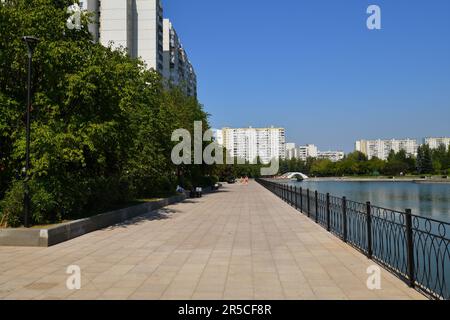 Mosca, Russia - 17 agosto 2022. Terrapieno del laghetto di Mikhailovsky a Zelenograd Foto Stock