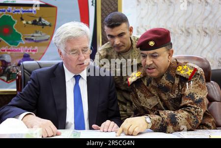 (A sinistra) Michael Fallon, il Segretario di Stato per la Difesa del Regno Unito, e l'esercito iracheno, il generale Talib al Kinani, comandante del Combined Joint Operations Center, parlano durante la sua visita a Baghdad il 3 agosto 2015. Foto Stock