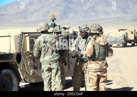 Il personale militare di varie unità e nazionalità esegue operazioni di navigazione terrestre durante la decisiva rotazione di azione 20-04 presso il National Training Center, Fort Irwin, California, 11 febbraio 2020. Le rotazioni decisive dell'azione al Centro Nazionale di addestramento assicurano che le squadre di combattimento della Brigata dell'esercito rimangano versatili, reattive e costantemente disponibili per le contingenze attuali e future. (STATI UNITI Foto dell'esercito di Sgt. Nathan Franco, Gruppo operativo, Centro Nazionale di formazione) Foto Stock