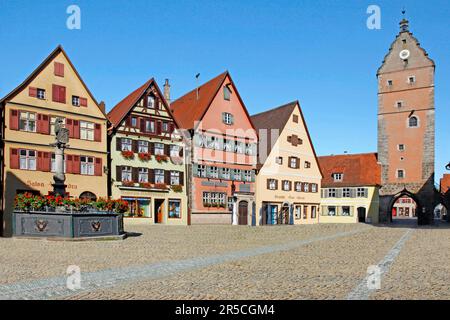 Altrathausplatz, Loewenbrunnen, Woernitztor, Dinkelsbuehl, Franconia media, Baviera, Germania Foto Stock