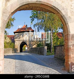 Mainbernheimer Tor, doppia porta, Iphofen, bassa Franconia, Baviera, Acciottolato, Germania Foto Stock