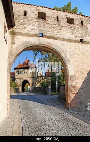 Mainbernheimer Tor, doppia porta, Iphofen, bassa Franconia, Baviera, Acciottolato, Germania Foto Stock