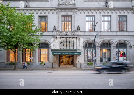 Vancouver, British Columbia - 25 maggio 2023: Il Fairmont Hotel Vancouver di sera. Foto Stock