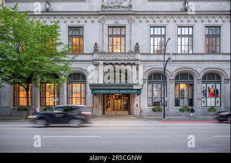 Vancouver, British Columbia - 25 maggio 2023: Il Fairmont Hotel Vancouver di sera. Foto Stock