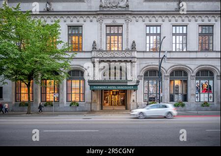 Vancouver, British Columbia - 25 maggio 2023: Il Fairmont Hotel Vancouver di sera. Foto Stock