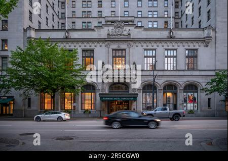 Vancouver, British Columbia - 25 maggio 2023: Facciata del Fairmont Hotel Vancouver. Foto Stock