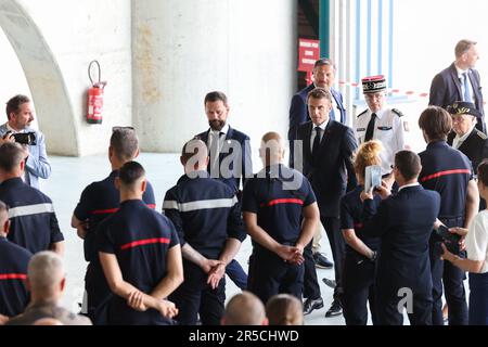 Garons, Francia. 02nd giugno, 2023. Il presidente francese Emmanuel Macron visita la base aerea di sicurezza civile di Nimes-Garons vicino a Nimes, nel sud della Francia, il 2 giugno 2023. Emmanuel Macron sta visitando la base aerea della sicurezza civile per incontrare i membri dei servizi coinvolti nella prevenzione e nella lotta contro gli incendi. Foto di Max Bawens/Pool/ABACAPRESS.COM Credit: Abaca Press/Alamy Live News Foto Stock