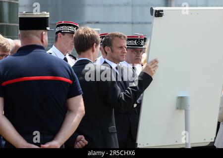 Garons, Francia. 02nd giugno, 2023. Il presidente francese Emmanuel Macron visita la base aerea di sicurezza civile di Nimes-Garons vicino a Nimes, nel sud della Francia, il 2 giugno 2023. Emmanuel Macron sta visitando la base aerea della sicurezza civile per incontrare i membri dei servizi coinvolti nella prevenzione e nella lotta contro gli incendi. Foto di Max Bawens/Pool/ABACAPRESS.COM Credit: Abaca Press/Alamy Live News Foto Stock