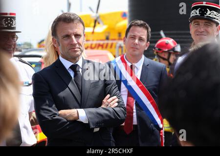 Garons, Francia. 02nd giugno, 2023. Il presidente francese Emmanuel Macron visita la base aerea di sicurezza civile di Nimes-Garons vicino a Nimes, nel sud della Francia, il 2 giugno 2023. Emmanuel Macron sta visitando la base aerea della sicurezza civile per incontrare i membri dei servizi coinvolti nella prevenzione e nella lotta contro gli incendi. Foto di Max Bawens/Pool/ABACAPRESS.COM Credit: Abaca Press/Alamy Live News Foto Stock