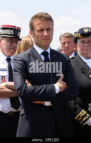 Garons, Francia. 02nd giugno, 2023. Il presidente francese Emmanuel Macron visita la base aerea di sicurezza civile di Nimes-Garons vicino a Nimes, nel sud della Francia, il 2 giugno 2023. Emmanuel Macron sta visitando la base aerea della sicurezza civile per incontrare i membri dei servizi coinvolti nella prevenzione e nella lotta contro gli incendi. Foto di Max Bawens/Pool/ABACAPRESS.COM Credit: Abaca Press/Alamy Live News Foto Stock