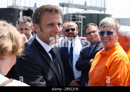 Garons, Francia. 02nd giugno, 2023. Il presidente francese Emmanuel Macron visita la base aerea di sicurezza civile di Nimes-Garons vicino a Nimes, nel sud della Francia, il 2 giugno 2023. Emmanuel Macron sta visitando la base aerea della sicurezza civile per incontrare i membri dei servizi coinvolti nella prevenzione e nella lotta contro gli incendi. Foto di Max Bawens/Pool/ABACAPRESS.COM Credit: Abaca Press/Alamy Live News Foto Stock