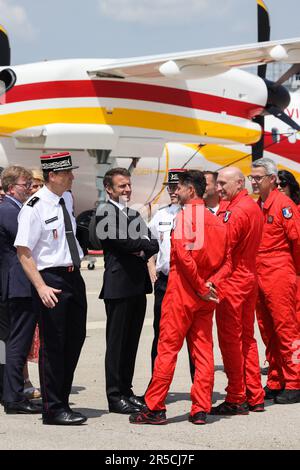 Garons, Francia. 02nd giugno, 2023. Il presidente francese Emmanuel Macron visita la base aerea di sicurezza civile di Nimes-Garons vicino a Nimes, nel sud della Francia, il 2 giugno 2023. Emmanuel Macron sta visitando la base aerea della sicurezza civile per incontrare i membri dei servizi coinvolti nella prevenzione e nella lotta contro gli incendi. Foto di Max Bawens/Pool/ABACAPRESS.COM Credit: Abaca Press/Alamy Live News Foto Stock