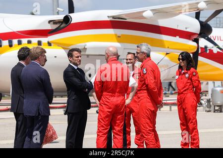 Garons, Francia. 02nd giugno, 2023. Il presidente francese Emmanuel Macron visita la base aerea di sicurezza civile di Nimes-Garons vicino a Nimes, nel sud della Francia, il 2 giugno 2023. Emmanuel Macron sta visitando la base aerea della sicurezza civile per incontrare i membri dei servizi coinvolti nella prevenzione e nella lotta contro gli incendi. Foto di Max Bawens/Pool/ABACAPRESS.COM Credit: Abaca Press/Alamy Live News Foto Stock