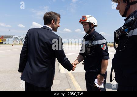 Garons, Francia. 02nd giugno, 2023. Il presidente francese Emmanuel Macron visita la base aerea di sicurezza civile di Nimes-Garons vicino a Nimes, nel sud della Francia, il 2 giugno 2023. Emmanuel Macron sta visitando la base aerea della sicurezza civile per incontrare i membri dei servizi coinvolti nella prevenzione e nella lotta contro gli incendi. Foto di Max Bawens/Pool/ABACAPRESS.COM Credit: Abaca Press/Alamy Live News Foto Stock