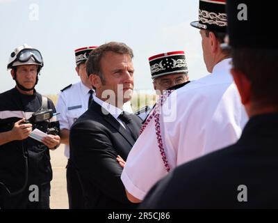 Garons, Francia. 02nd giugno, 2023. Il presidente francese Emmanuel Macron visita la base aerea di sicurezza civile di Nimes-Garons vicino a Nimes, nel sud della Francia, il 2 giugno 2023. Emmanuel Macron sta visitando la base aerea della sicurezza civile per incontrare i membri dei servizi coinvolti nella prevenzione e nella lotta contro gli incendi. Foto di Max Bawens/Pool/ABACAPRESS.COM Credit: Abaca Press/Alamy Live News Foto Stock